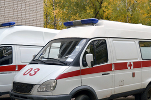 На Урале водитель скорой с 37-летним стажем сбил пешехода и отвёз его в больницу. Он не заметил красный свет