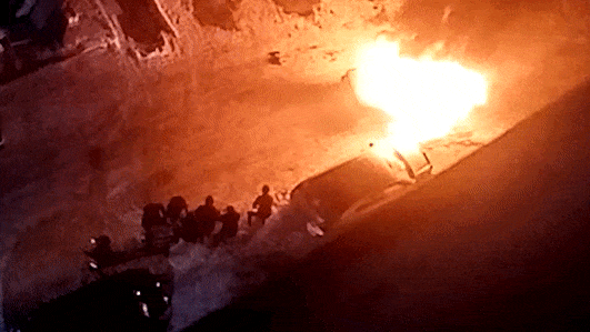 Прохожие в Новосибирске вытащили мужчину из горящего автомобиля — видео