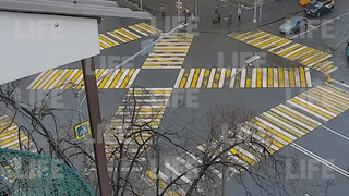 Лайф публикует видео момента ДТП на северо-западе Москвы, где внедорожник влетел в пешеходов
