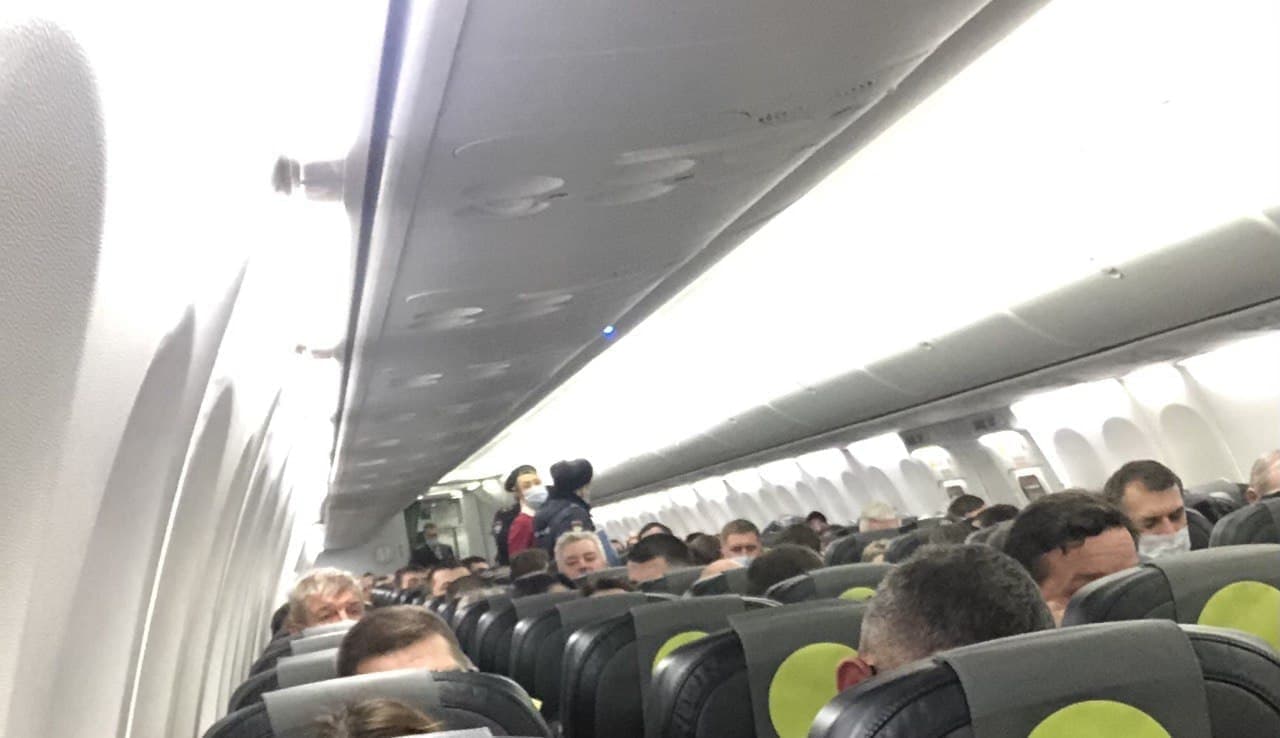 Пассажиры рейса Петербург — Москва устроили драку из-за места в самолёте и задержали вылет