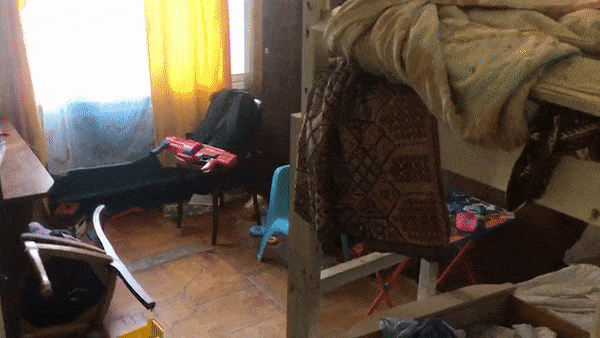 Лайф публикует видео из квартиры, где пьяный петербуржец держал в заложниках шестерых детей