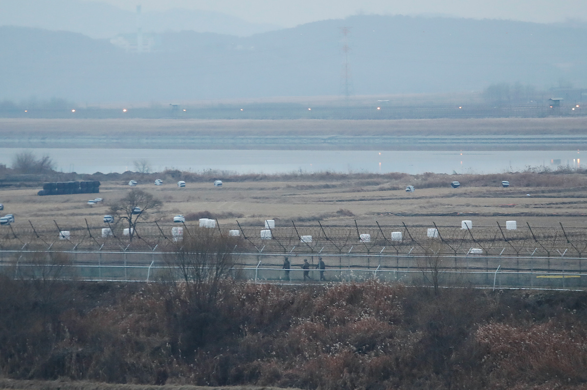 Гимнаст убежал  из КНДР прыжком через трёхметровый забор на границе