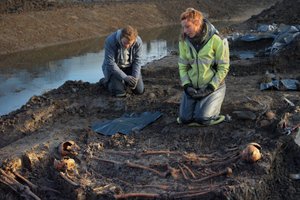 "Кто эти люди? Отчего они умерли?" В Нидерландах археологи обнаружили загадочное захоронение
