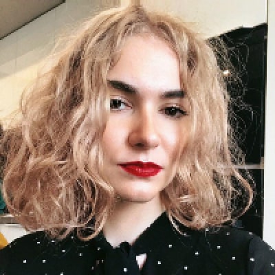 <p>Образ Гагарина и до этого момента отлично тиражировался в коммерческих целях, его используют в том числе и в производстве предметов одежды. Просто забейте в поисковой строке два слова: "худи" и "Гагарин" — и убедитесь в этом сами. Сейчас ассоциация такого сильного отечественного "космического" образа с главной космической структурой страны станет ещё более очевидной, что определённо пойдёт "Роскосмосу" на пользу</p>
