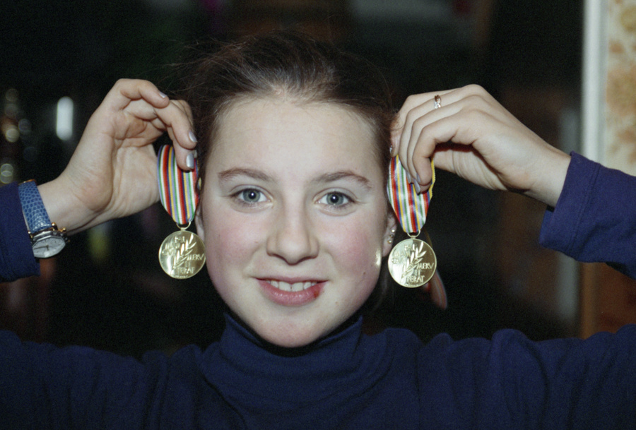 Юная Слуцкая со своими наградами в 1997 году. Фото © Фотохроника ТАСС / Игорь Уткин