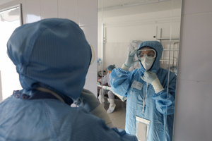 Почти 700 тысяч медработников получили декабрьские соцвыплаты за борьбу с коронавирусом