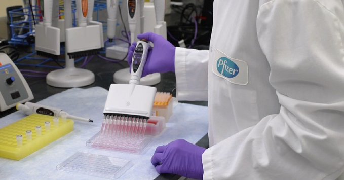 СМИ: United Airlines начала доставку вакцины Pfizer от коронавируса на склады США и Европы