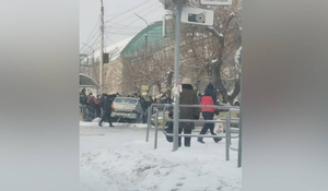 В Челябинске легковушка протаранила стоящих на остановке людей