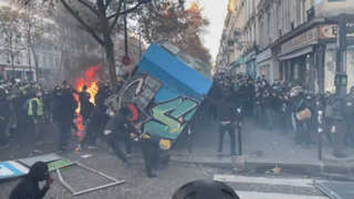 Франция обвинила. Франция баррикады протесты. Разгон демонстрантов в Париже.