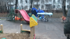 Мальчик ударил брата палкой на площадке в Москве. Ребёнка реанимировали полчаса — видео