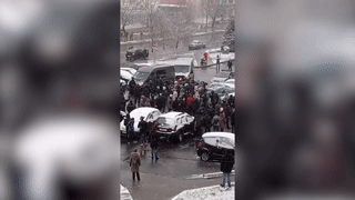 Белорусские силовики применили слезоточивый газ против митингующих — видео