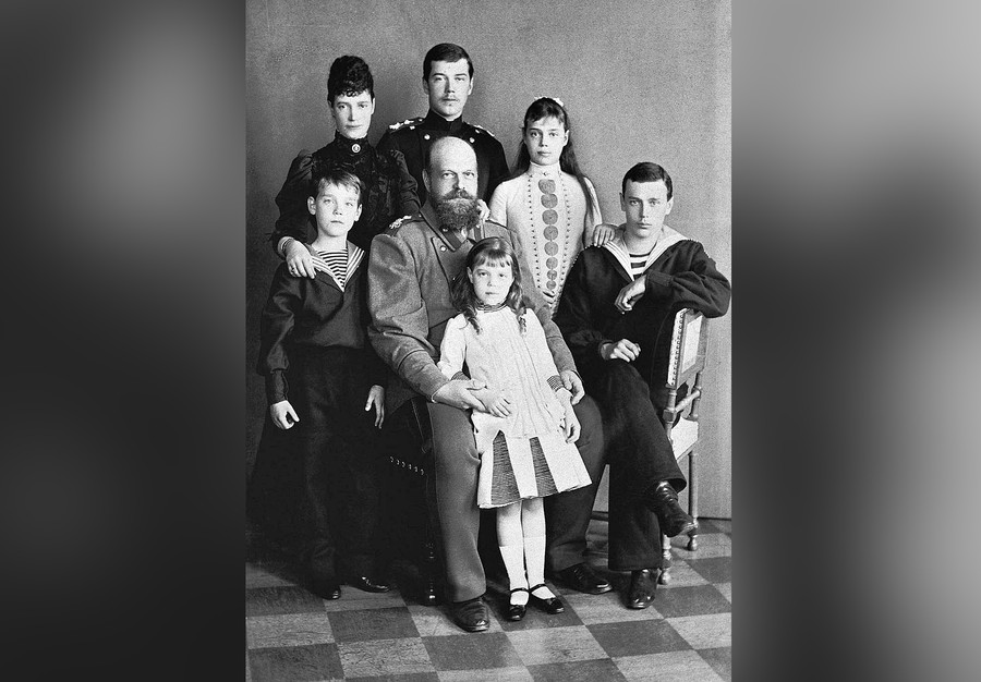 Александр III и Мария Фёдоровна с детьми. Фото © Wikipedia