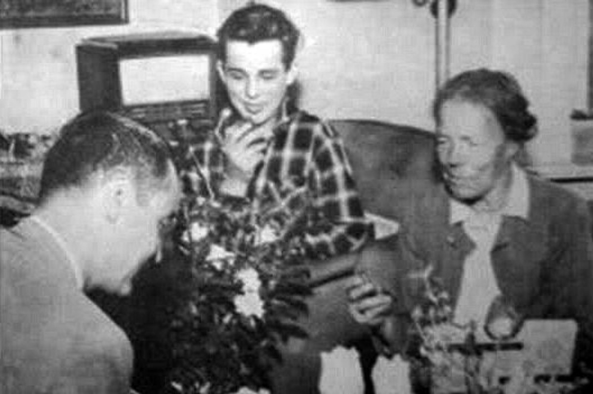 Леонид Куликовский (в центре) со своей бабушкой, великой княгиней Ольгой Александровной, и её биографом Яном Ворресом. Фото © Abc.net.au