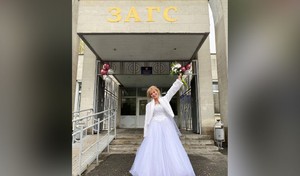 "Сама в шоке". Асмус спустя пять дней после развода с Харламовым опубликовала фото в свадебном платье