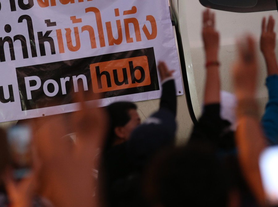 Акция протеста в Таиланде против блокировки Pornhub. Фото © ТАСС / EPA / NARONG SANGNAK