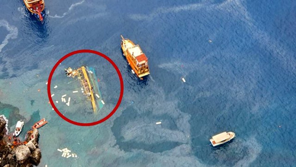 Утонувшие туристы. Прогулочное судно Турция. Затонувшая яхта. Затонувший корабль Турция. В Турции утонул корабль.