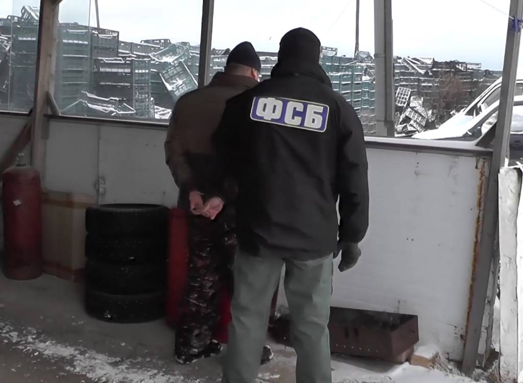 ФСБ ликвидировала банду, легализовавшую более 10 тысяч мигрантов в Москве