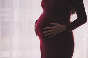 Минздрав предупредил о риске преждевременных родов у непривитых от ковида беременных