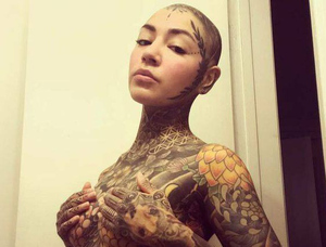 Девушка потратила миллионы на татуировки по всему телу, и теперь очередь дошла даже до гениталий