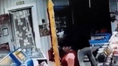 Жителя Кубани жестоко избили в магазине. Полиция начала проверку — видео