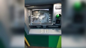 Россиянин разбил банкомат молотком, чтобы добыть денег для переезда за границу
