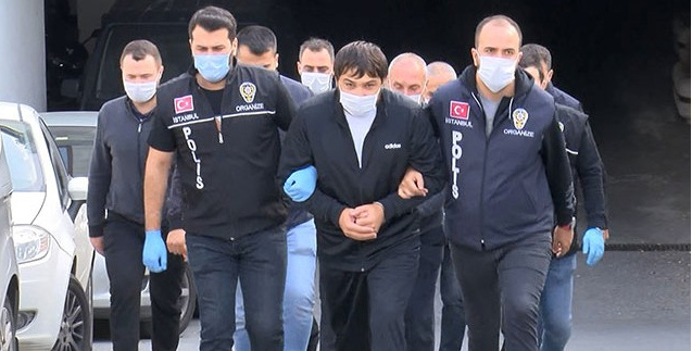 Квежоевич в окружении турецких полицейских. Фото © Twitter.com/primecrime