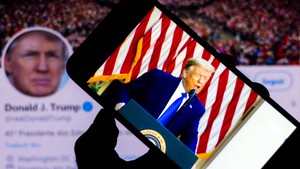 YouTube, Facebook и Twitter лишат Трампа президентства? Почему соцсети опаснее русских хакеров?