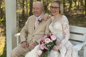 Медсестра вышла замуж за 89-летнего дедушку с деменцией, рассказывая в Twitter, как ждёт его смерти