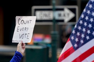 Штаб Трампа через суд потребовал не учитывать запоздалые голоса избирателей в Джорджии