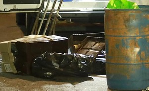 Полицейские помогли незнакомцу дотащить ящики для кур, не подозревая, что внутри лежат останки детей