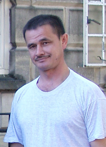 <p>Облицовка сделана из натурального камня, это горные породы, в которых сохранились в том числе останки животных. Это можно встретить не только в московском метро. Я помню, как в Германии, в Штутгарте, просто поднимался по лестнице куда-то и видел на облицовке останки фоссилий, в том числе и юрских. То же самое бывает в облицовке старых церквей в Италии, в Германии, даже бывают неописанные виды, новые</p>