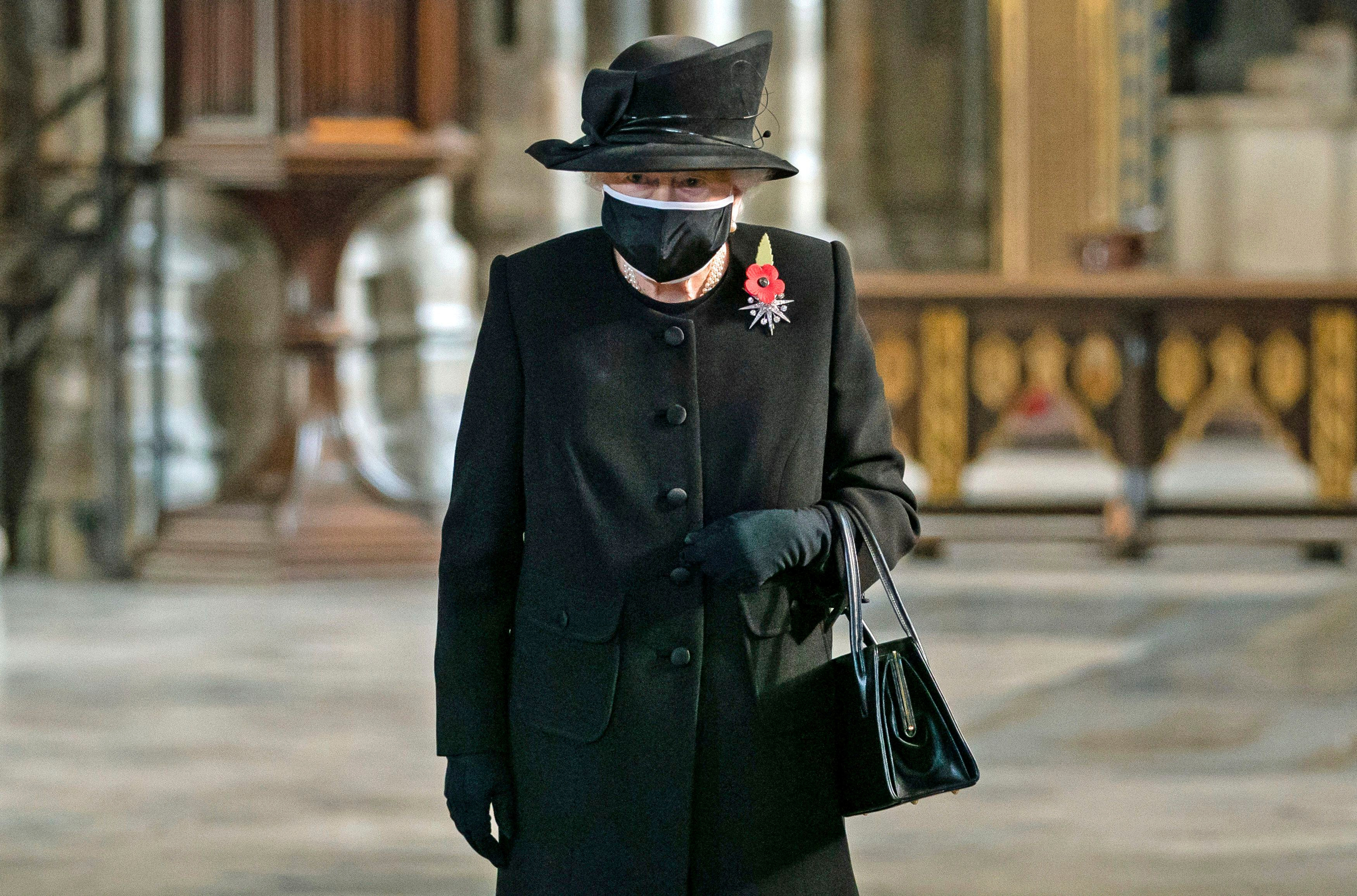 Елизавета II впервые появилась на публике в защитной маске
