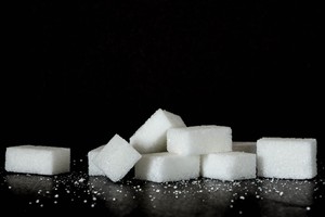 Врач рассказал об опасности употребления сахара при коронавирусе