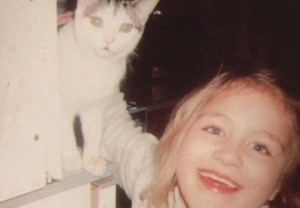 Девушка повторила старое фото с кошкой спустя 20 лет, но подпись разоблачила настоящего автора