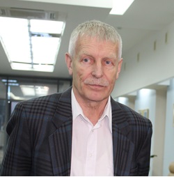 <p>Без магнитного поля частицы летят по прямой линии, и всё, и вы ничего не знаете, какая же у них энергия. А если есть магнитное поле, они летят не по прямой линии, а закручиваются, по кругу летят. И если измеришь кривизну этого круга, радиус кривизны этого круга, то узнаешь энергию этой частицы</p>