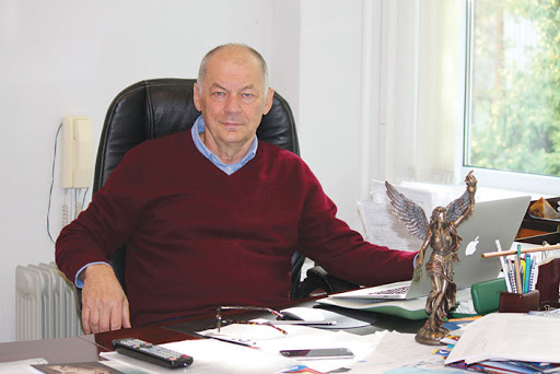 <p>Провода поднимали с таким расчётом, чтобы между грузом и проводами оставался просвет в один метр. А высота груза с учётом автомобиля составляла 7,6 метра. Это нестандартный груз, и мы знали с самого начала, что будут такие сложности</p>