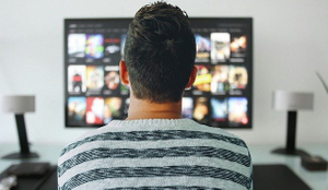 Около половины жителей Украины назвали ошибкой запрет российских телеканалов и фильмов