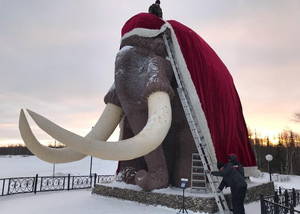 В Салехарде десятиметровую статую мамонта нарядили в костюм Деда Мороза
