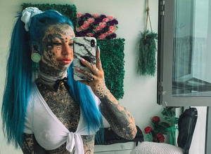 Модель, которая прославилась татуировками по всему телу и даже на глазах, обвиняют в наркоторговле