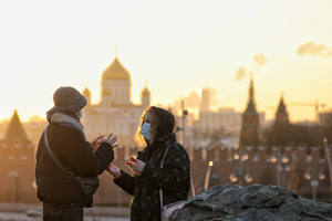 Инфекционисты объяснили, почему не нужно носить защитную маску на улице в мороз