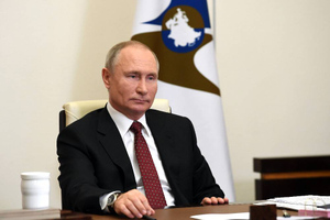 В Сети продают ещё одну визитку Путина и его фото с Кучмой