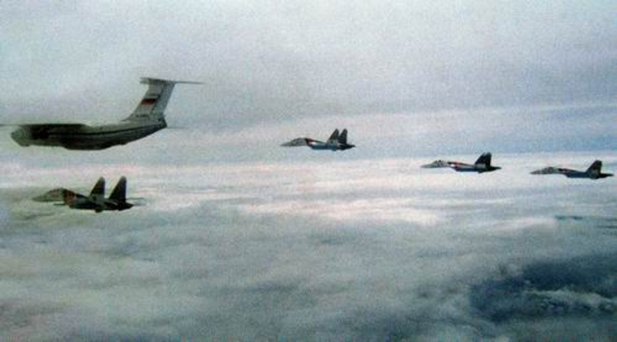 Этот снимок самолётного строя сделал лётчик из группы "Русские витязи" Владимир Ковальский за 20 минут до трагедии. Фото © Strizhi.ru