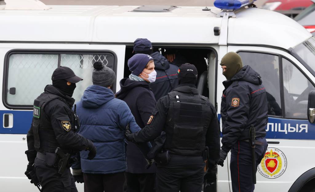 На протестах в Минске задержано свыше 300 человек 