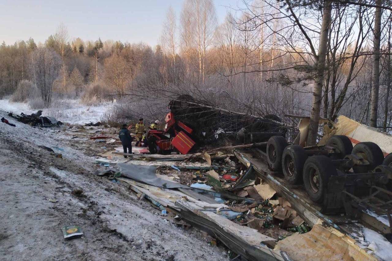 Легковушку смяло при столкновении с фурой в Кировской области, три человека погибли