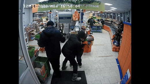В Екатеринбурге продавщица скрутила грабителя-неудачника, напавшего на неё с ножом — видео
