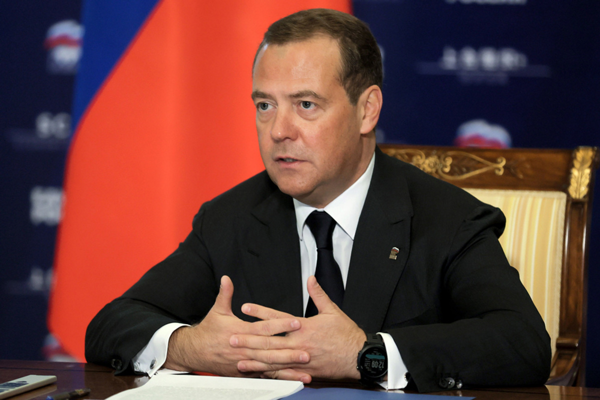 Медведев описал одним словом хроническую проблему России