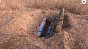 Семья выкопала тело девушки из могилы спустя 12 лет, чтобы устроить ей свадьбу с покойником