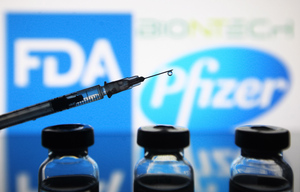 В США медика госпитализировали после прививки вакциной от ковида Pfizer