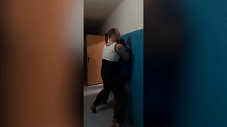 Житель Новосибирска избил врача скорой, отказавшегося надеть бахилы на входе в квартиру — видео