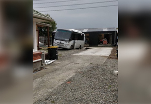 Водитель провалился под землю вместе с автобусом и впервые увидел тайную комнату на своём участке